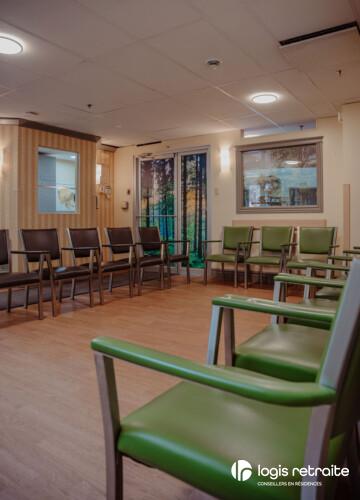 Salon commun aux Jardins de Montarville, RPA de soins pour Alzheimer ou TNC à Boucherville