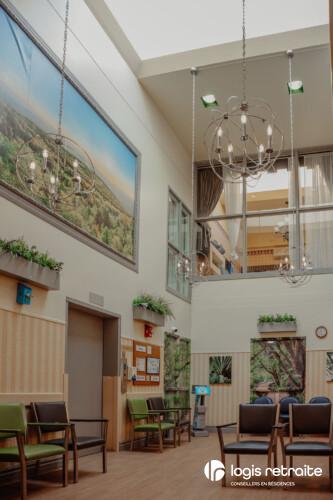 Salon commun aux Jardins de Montarville, RPA de soins pour Alzheimer ou TNC à Boucherville