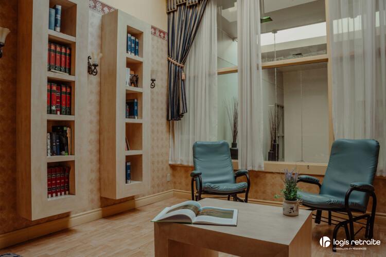 Salon commun aux Jardins de Montarville, RPA de soins pour Alzheimer ou TNC à Boucherville