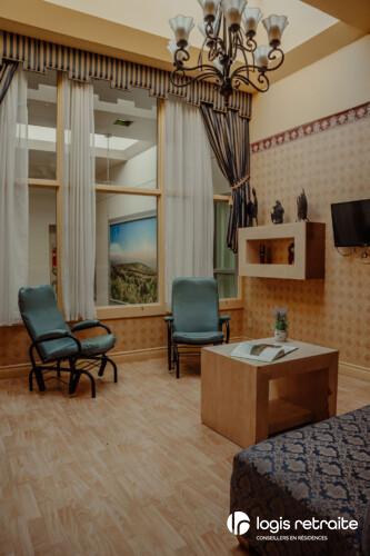 Salon commun aux Jardins de Montarville, RPA de soins pour Alzheimer ou TNC à Boucherville