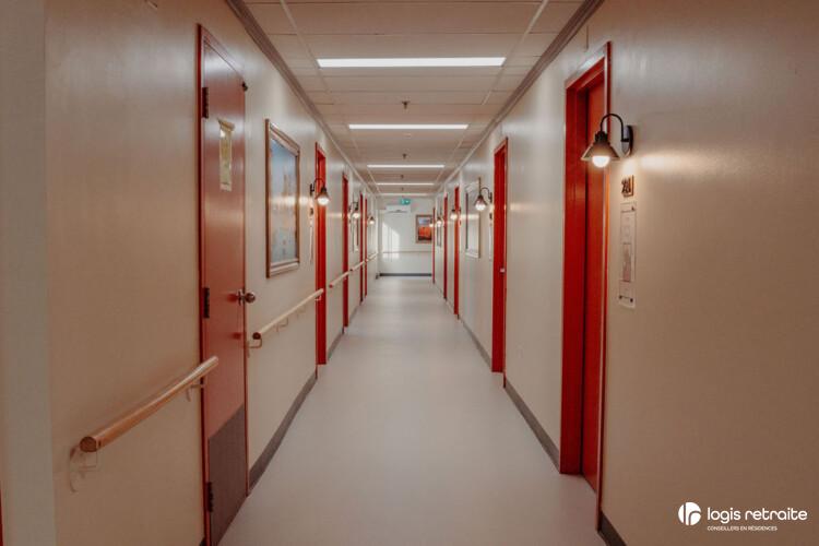 Couloir aux Jardins de Montarville, RPA de soins pour Alzheimer ou TNC à Boucherville